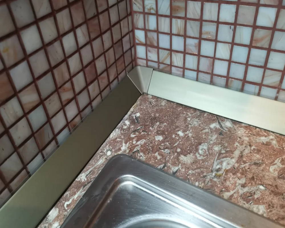 Плинтус для столешниц гладкий Алюминий Волшебная палочка 30*30 3,05м Бронза