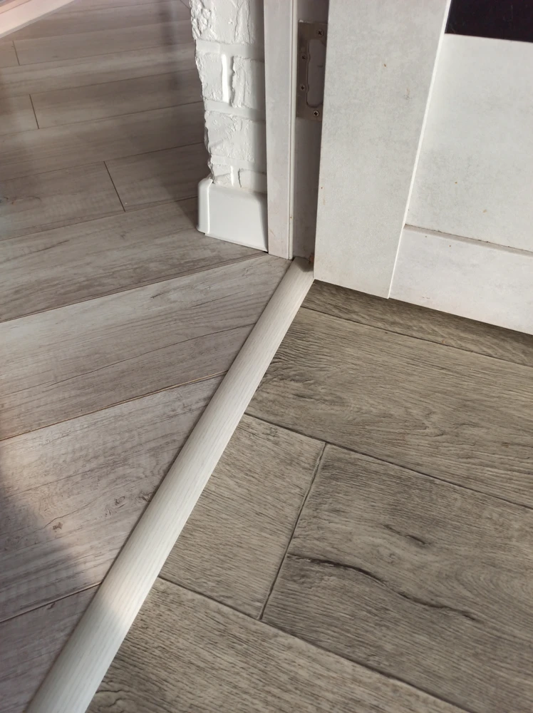 Порог разноуровневый ЛР 06.2700.24043 Сосна скания