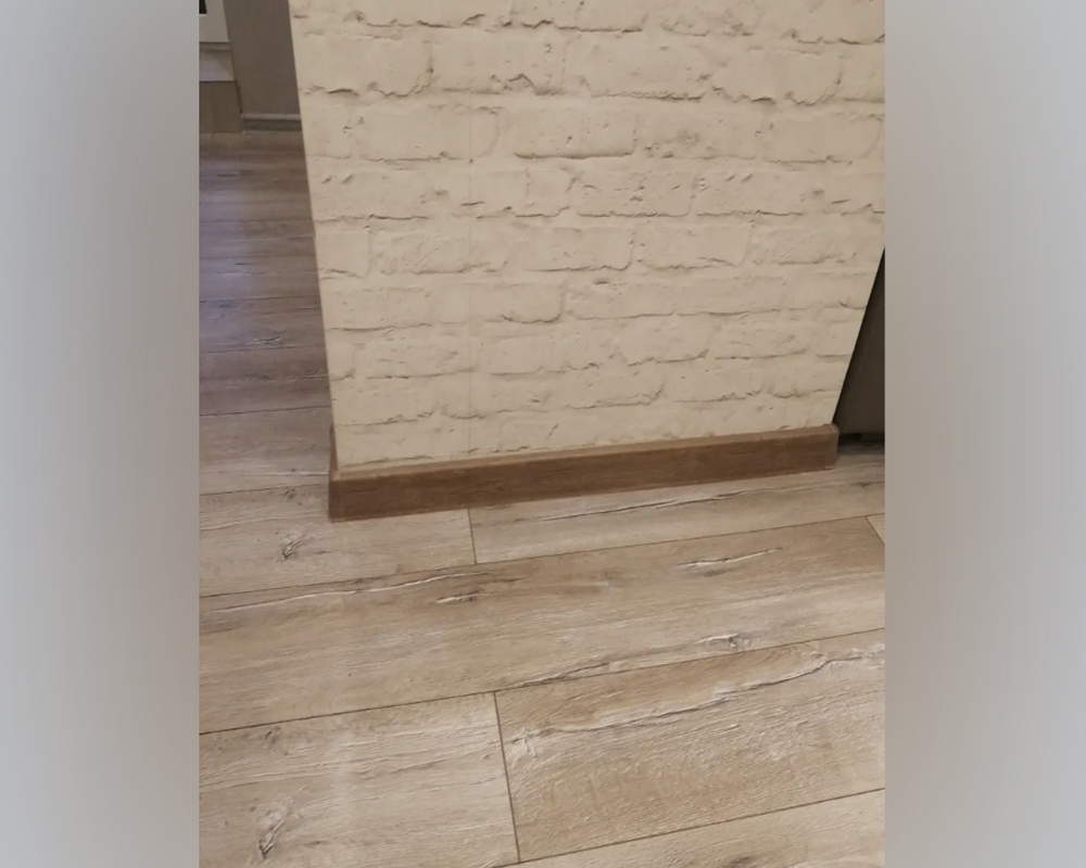 Плинтус ПВХ со съемной панелью Arbiton INDO 011 Дуб Скальный