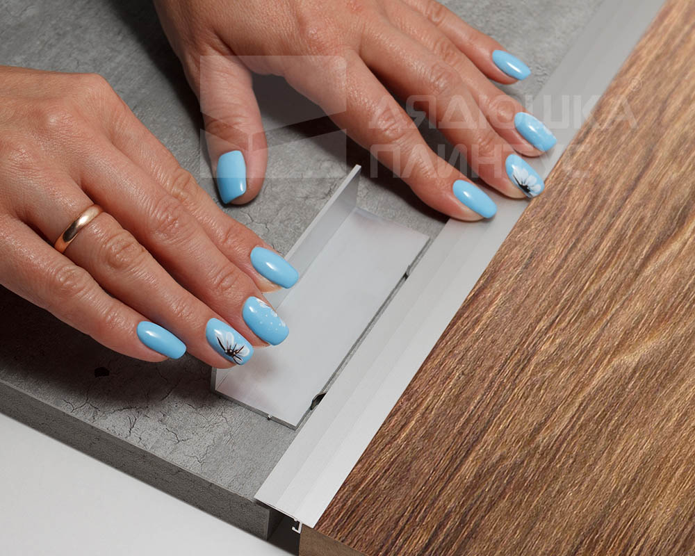 Профиль НЕПЛИНТУС UL25X6-03 25х6х2000мм Черный