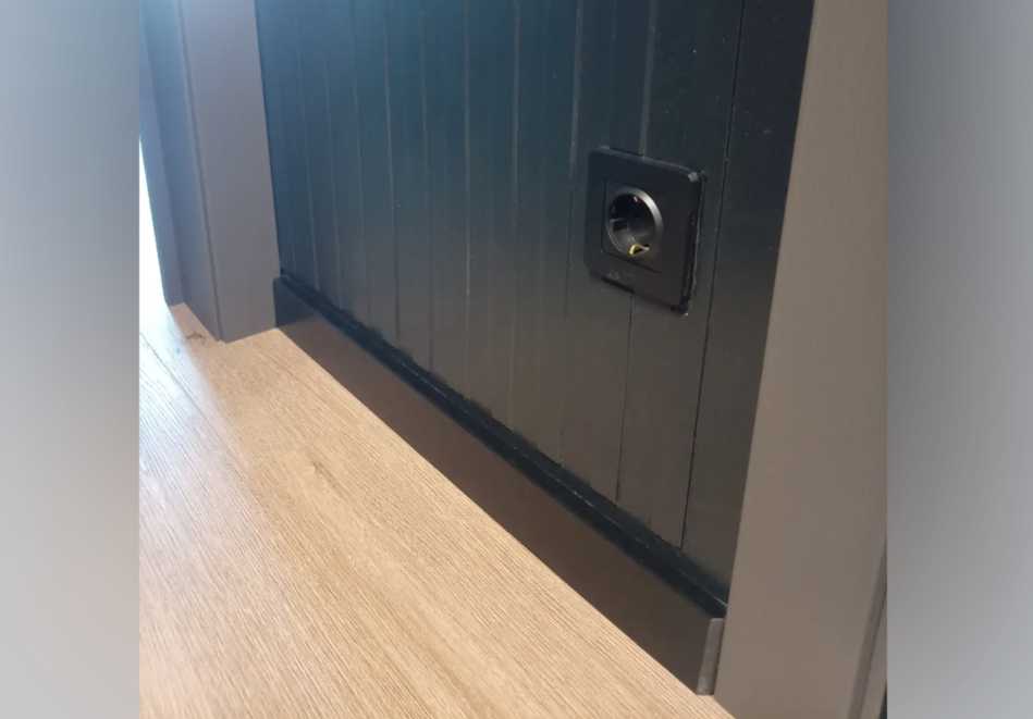 Плинтус МДФ Лука Пл 100-1МДФ.2400.Point line 24032