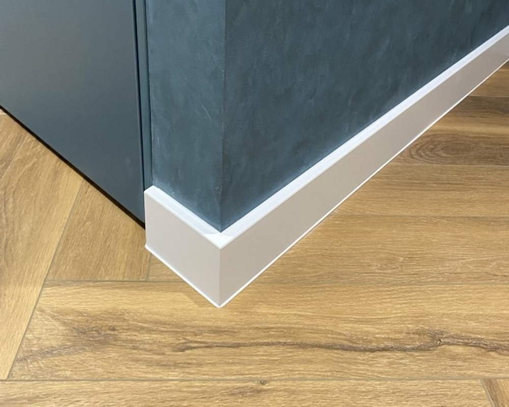 Плинтус ХДФ Dollken Cubu Flex Life 80мм х 2,5 м 1005 Белый RAL 9003