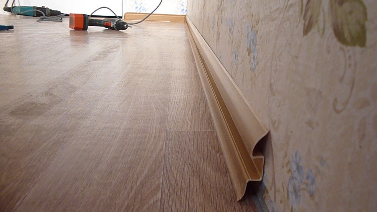 Плинтус ПВХ Идеал Классик 85мм 2,2м 253 Ясень серый