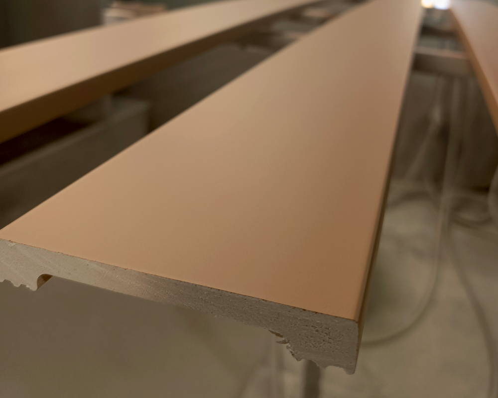 Плинтус ПОЛИСТИРОЛ HI WOOD B99V1 99мм х 18мм х 2,0м. Окраска включена в стоимость