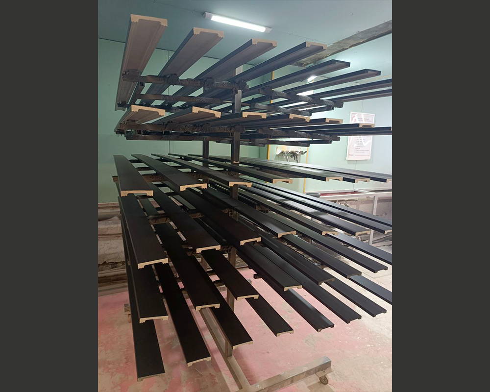 Плинтус ПОЛИСТИРОЛ HI WOOD B99V1 99мм х 18мм х 2,0м. Окраска включена в стоимость