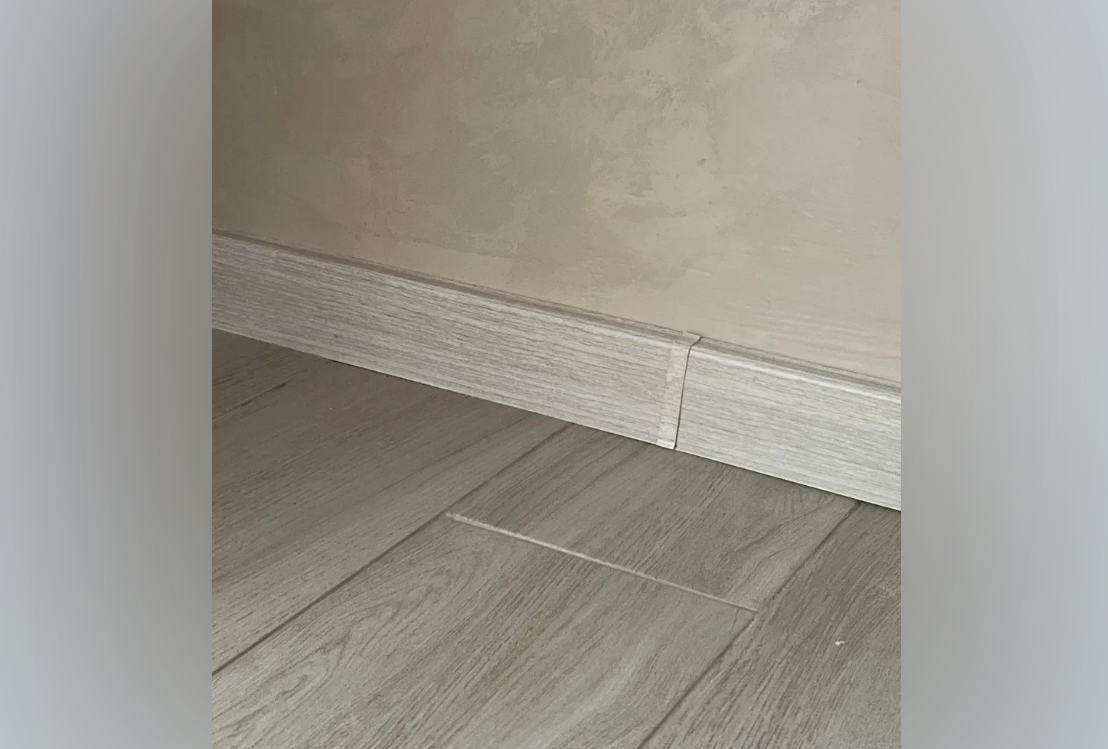 Плинтус ПВХ со съемной панелью Arbiton INDO 002 Ясень Северный