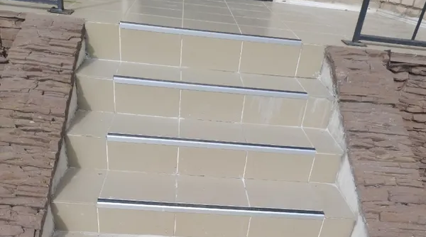 Порог угловой ПУ 70.1800.01л Серебро