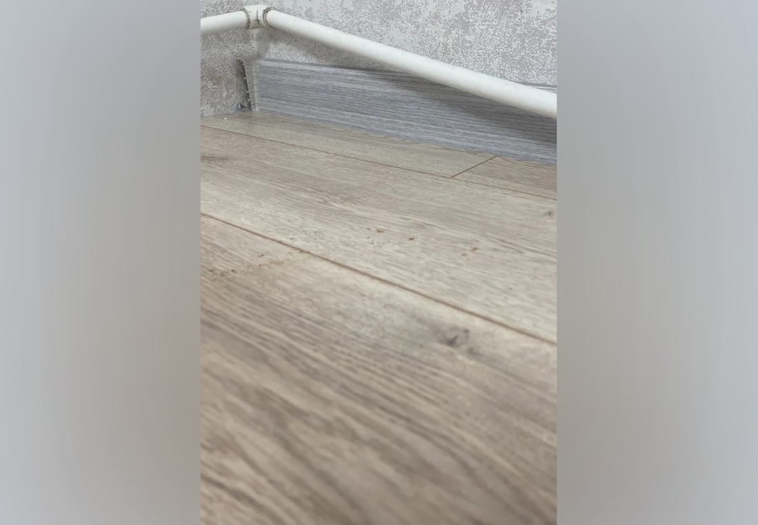 Плинтус ПВХ со съемной панелью Arbiton INDO 020 Дуб Бургос