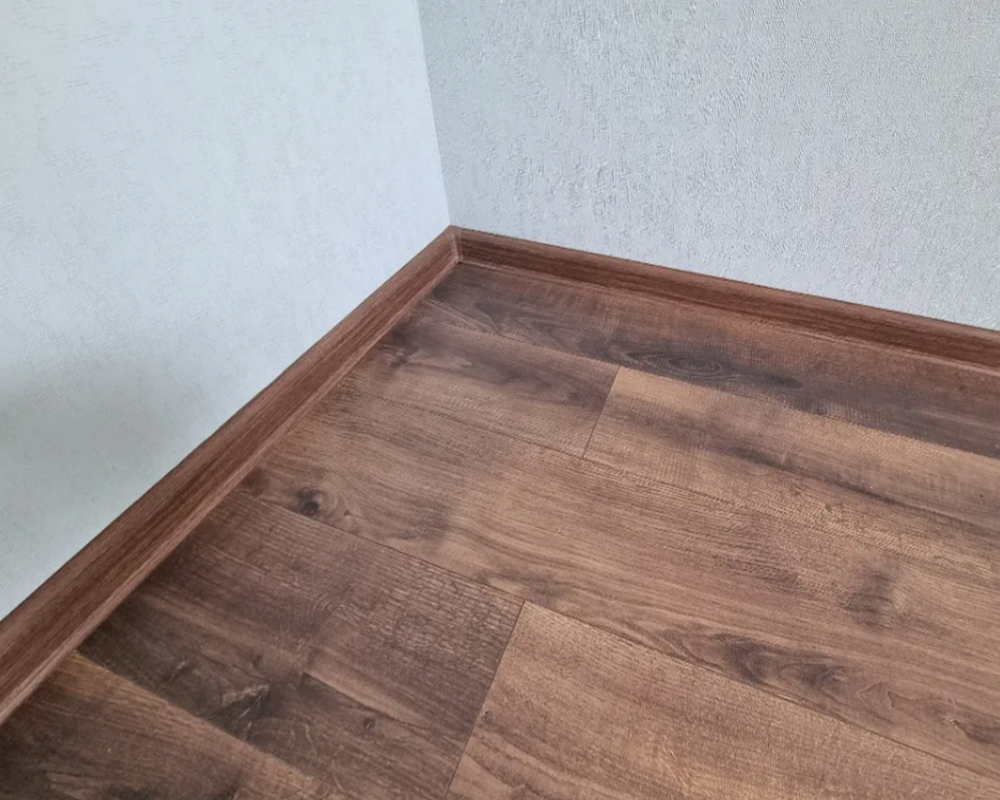 Плинтус ПВХ с кабель-каналом Рико Лео 135 Дуб лионский