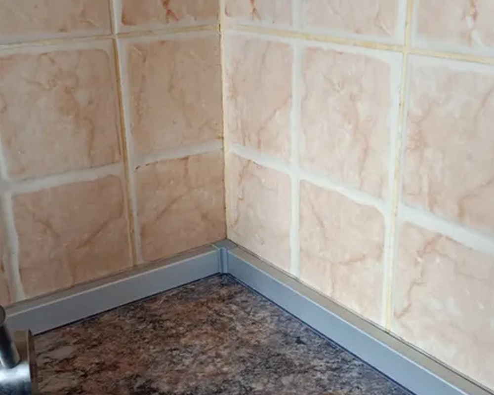 Плинтус для столешниц прямоугольный ПВХ Волшебная палочка 25*12мм 3м 4401М Металлик