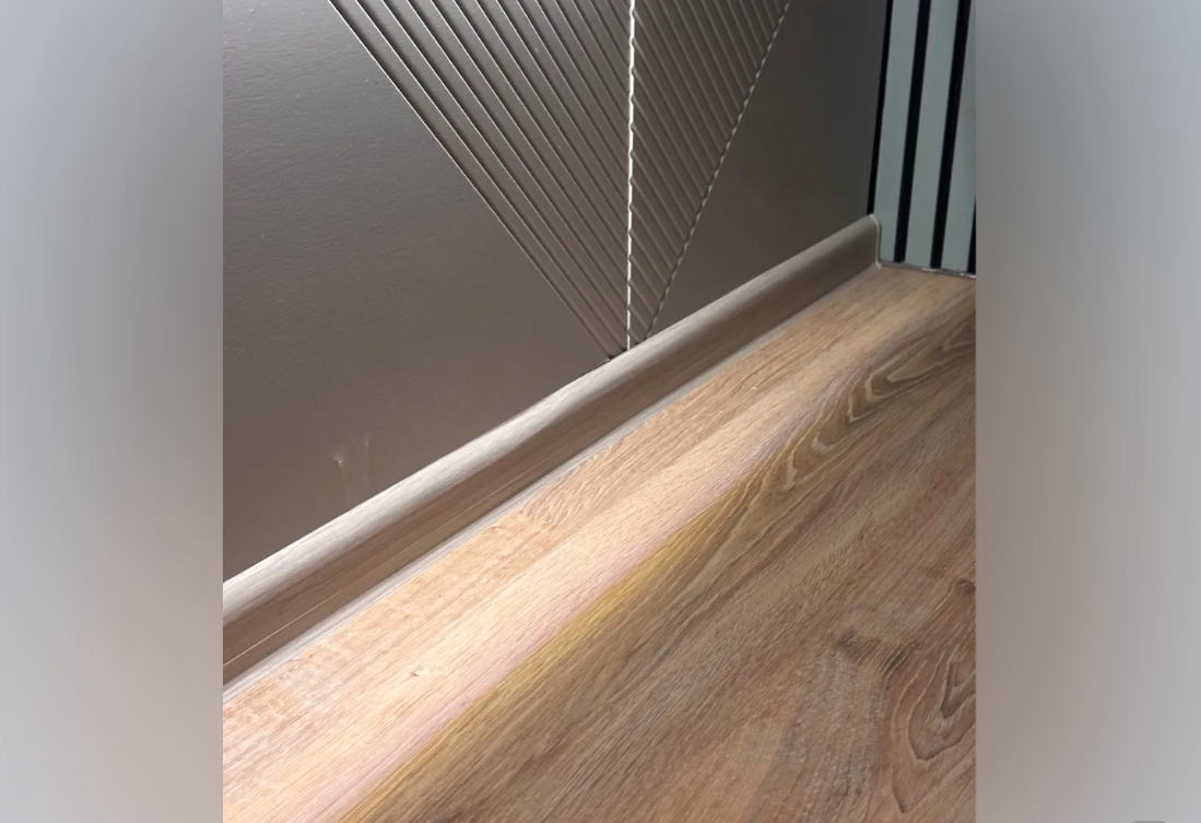 Плинтус ПВХ с кабель-каналом Рико Лео 114 Клен высокогорный