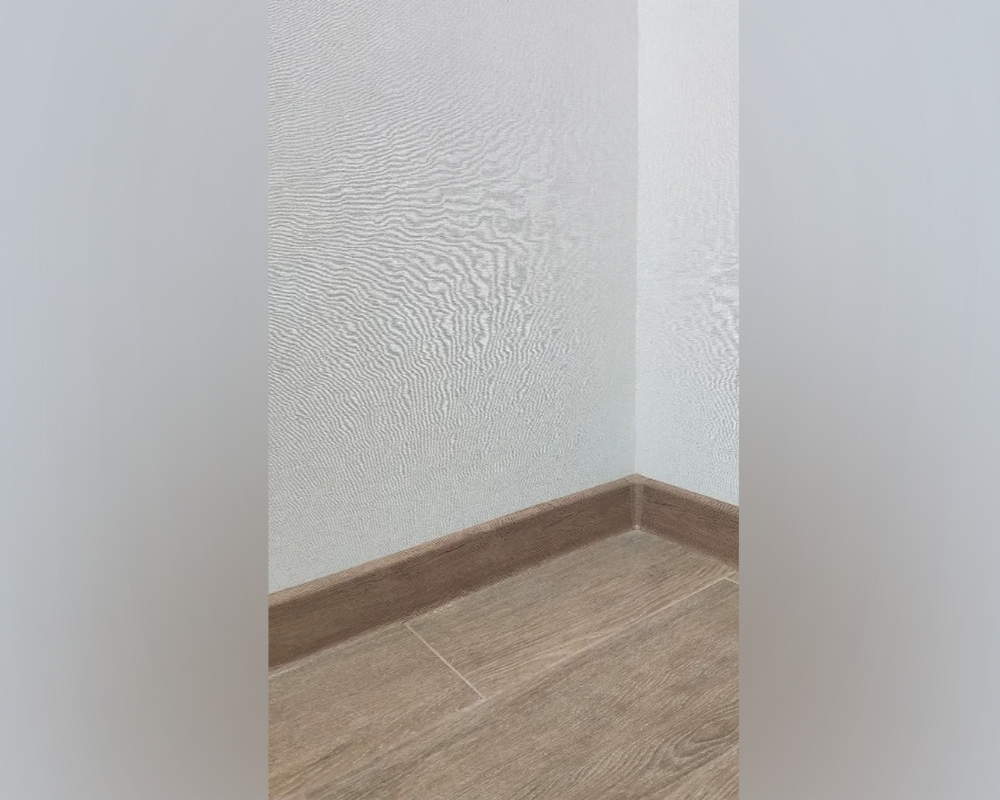 Плинтус ПВХ со съемной панелью Arbiton INDO 011 Дуб Скальный