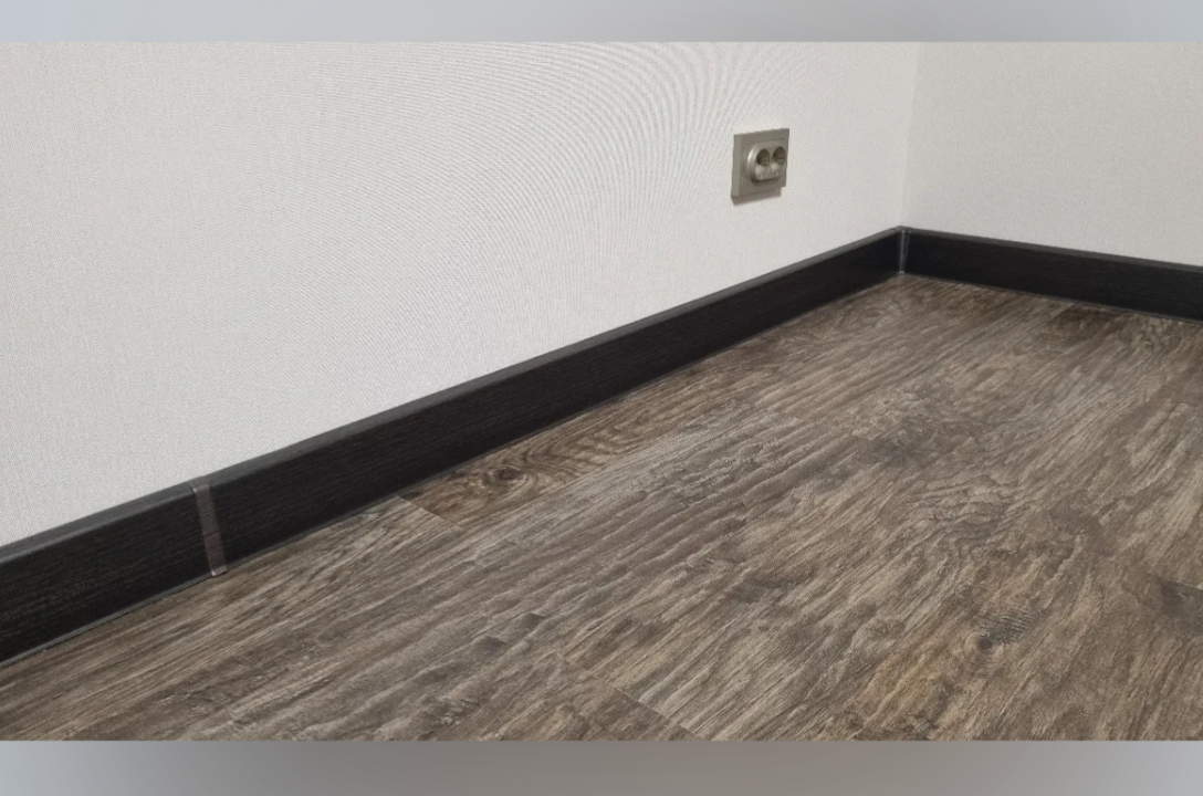 Плинтус ПВХ Cezar матовый с мягким краем HI-LINE PRESTIGE 088 Серый