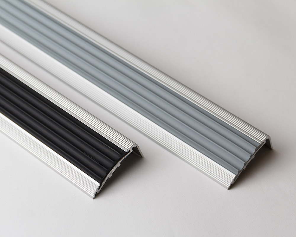 Порог угловой ПУ 71.900.01лч Анод серебро