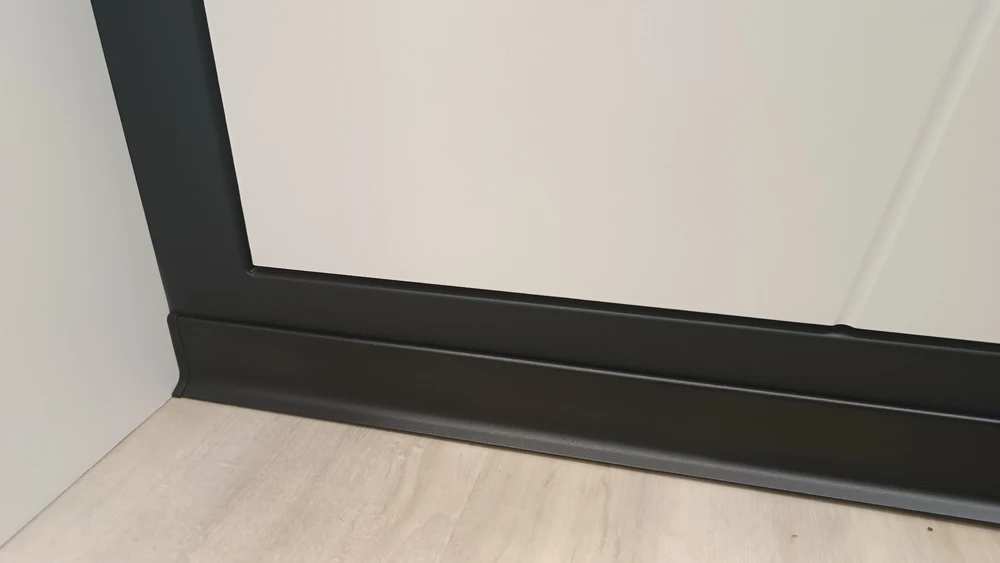 Плинтус алюминиевый Пл 100.2500.515 Черный