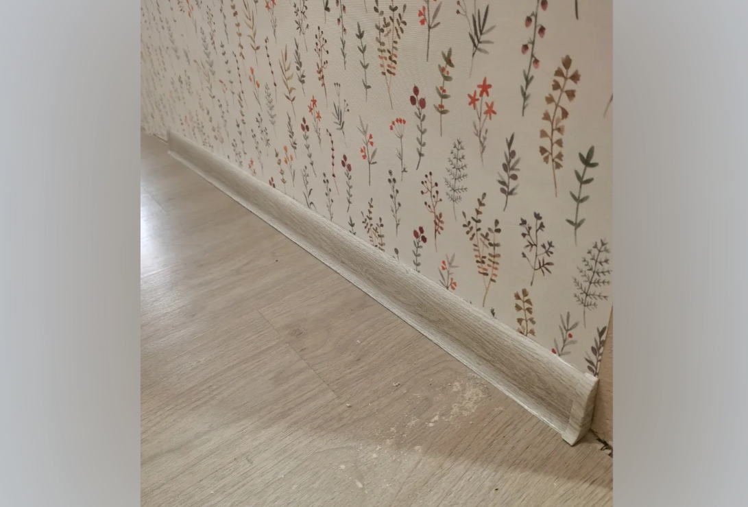 Плинтус ПВХ с кабель-каналом Рико Лео 114 Клен высокогорный