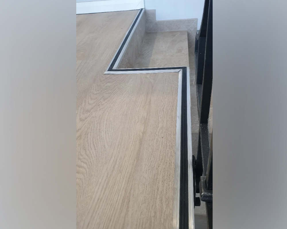 Порог одноуровневый ПС 08-1.900.01лч Серебро