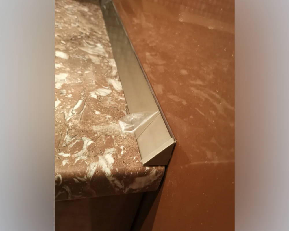 Плинтус для столешниц гладкий Алюминий Волшебная палочка 30*30 3,05м Бронза