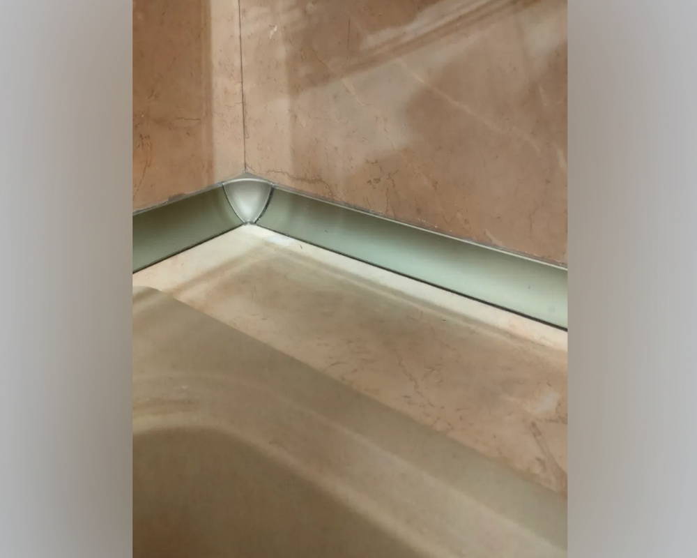 Плинтус для столешниц гладкий Алюминий Волшебная палочка 30*30 3,05м Бронза