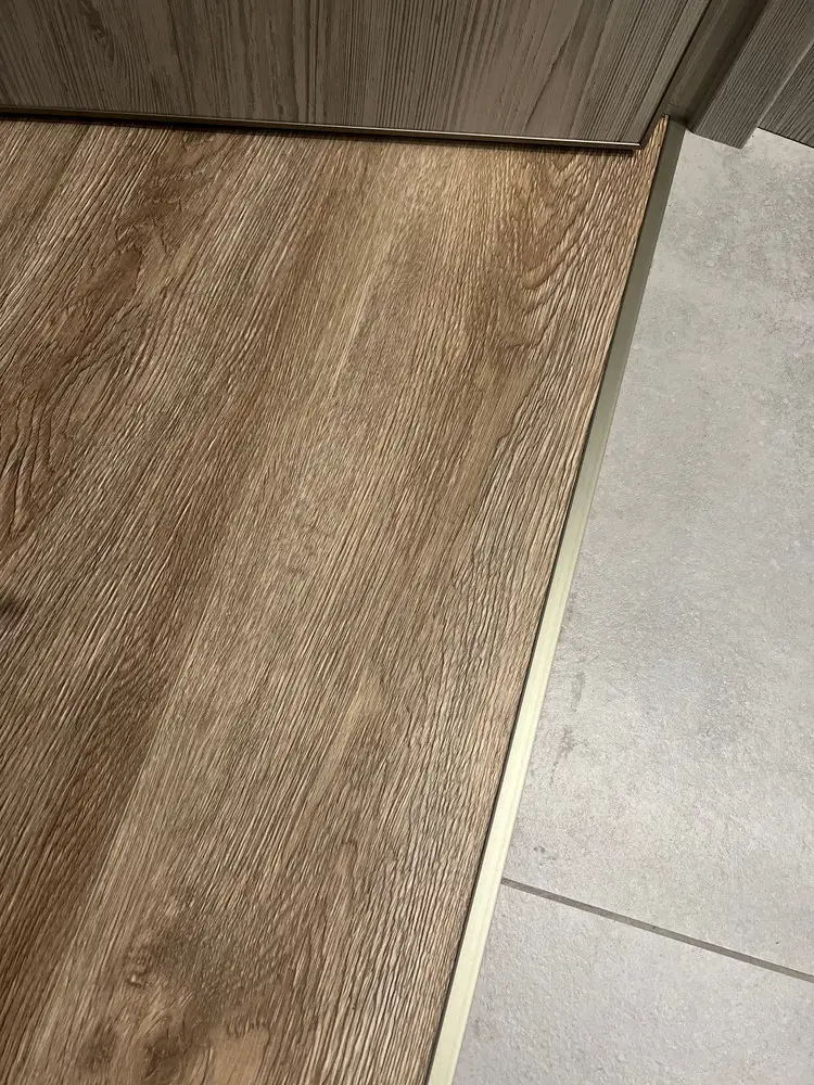 Т-образный порог для кварцвинила 10*4,5 мм 2,7м Блестящее золото PCRBO 1045