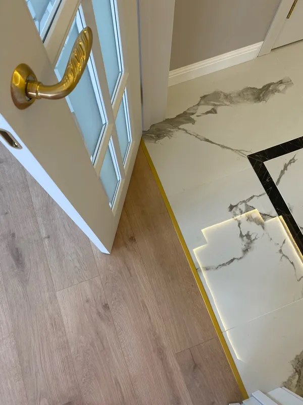 Т-образный порог для кварцвинила 10*4,5 мм 2,7м Блестящее золото PCRBO 1045