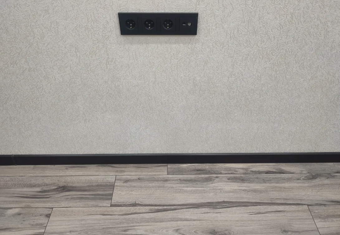 Плинтус ПВХ Cezar матовый с мягким краем HI-LINE PRESTIGE 088 Серый