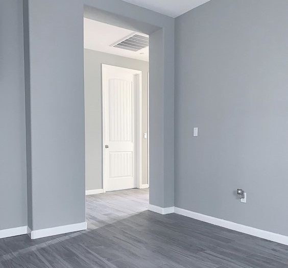 Плинтус ПВХ со съемной панелью Идеал Деконика 85 мм 001-G Белый глянцевый