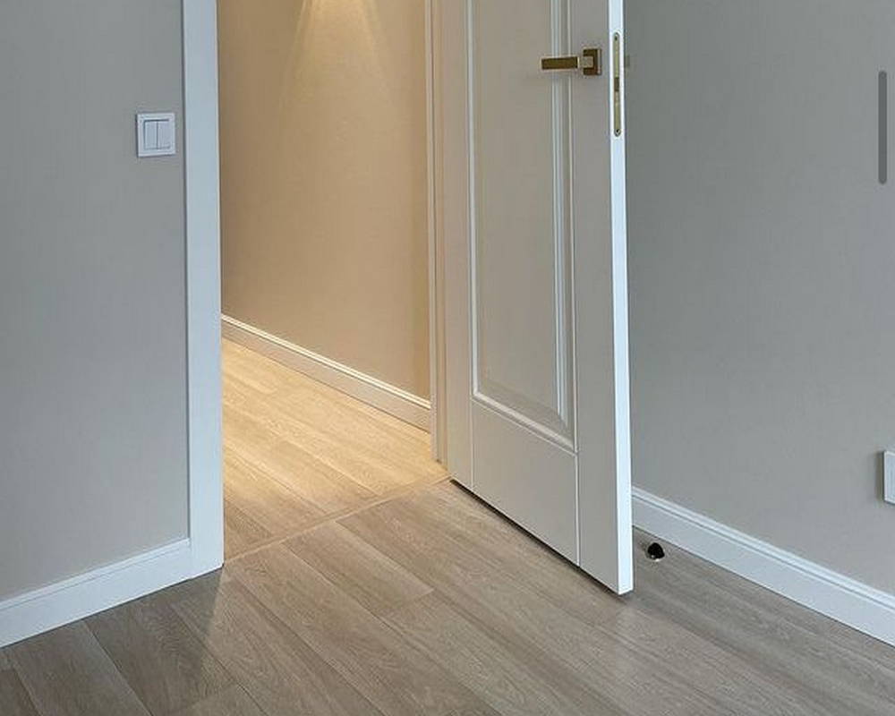 Плинтус из полистирола высокой плотности Волшебная палочка MSPOL 203 100*13*2000 мм Белый под покраску