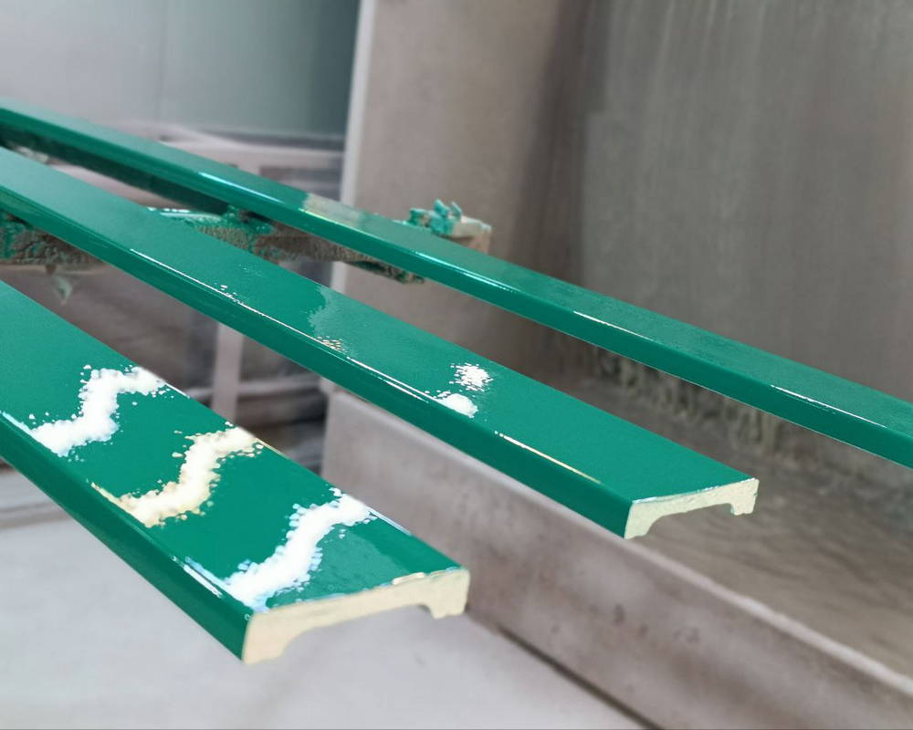 Плинтус ПОЛИСТИРОЛ HI WOOD B99V1 99мм х 18мм х 2,0м. Окраска включена в стоимость