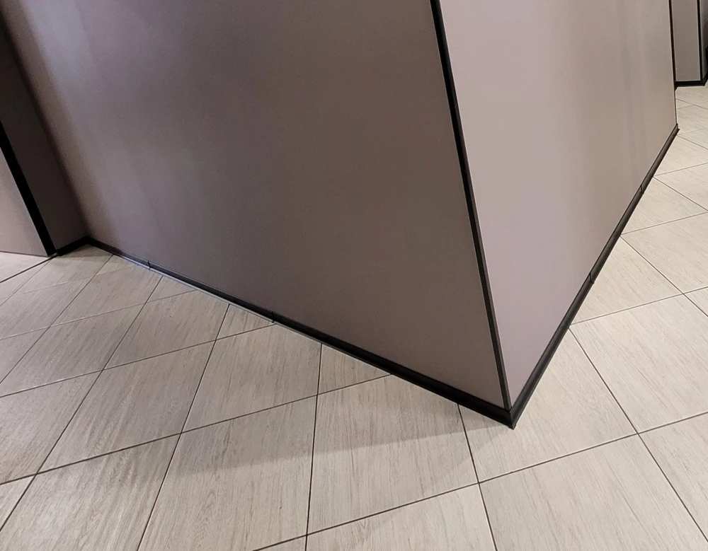 Плинтус алюминиевый Пл 100.2500.515 Черный