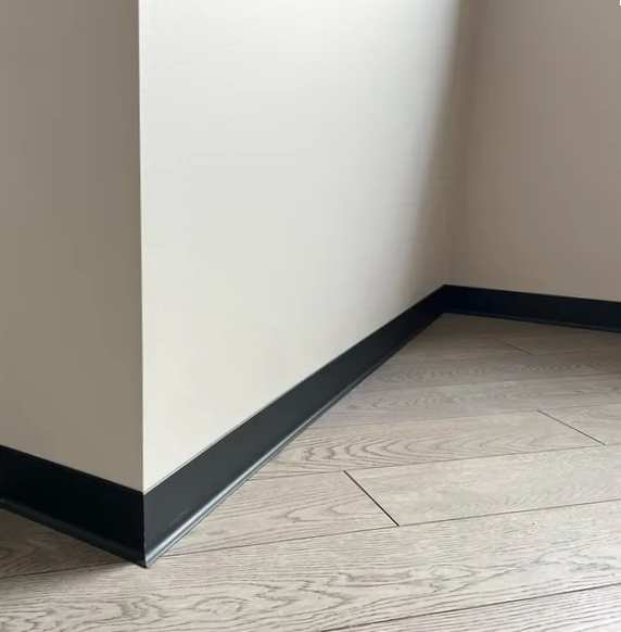 Плинтус алюминиевый Пл 100.2500.515 Черный