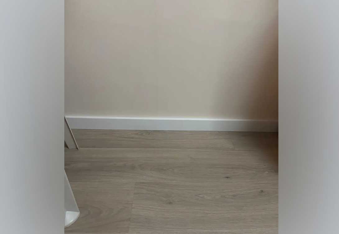 Плинтус МДФ Волшебная палочка 81402 81мм 2,4м. Окрашенная. NCS 1002Y