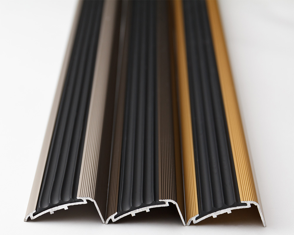 Порог угловой ПУ 71.1800.15 Черный