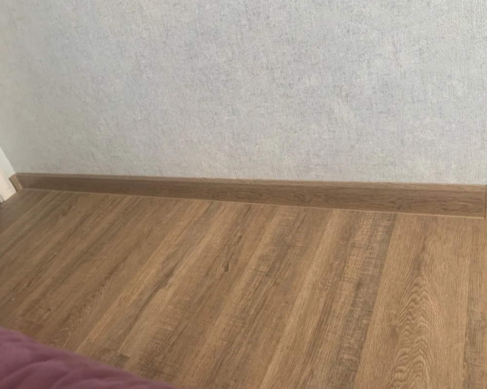 Плинтус ПВХ со съемной панелью Arbiton INDO 011 Дуб Скальный