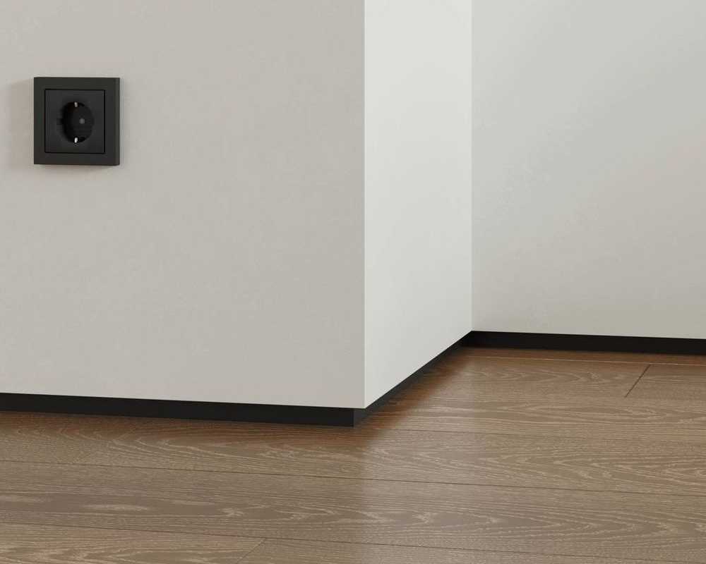 Металлизированный плинтус в интерьере стиля техно