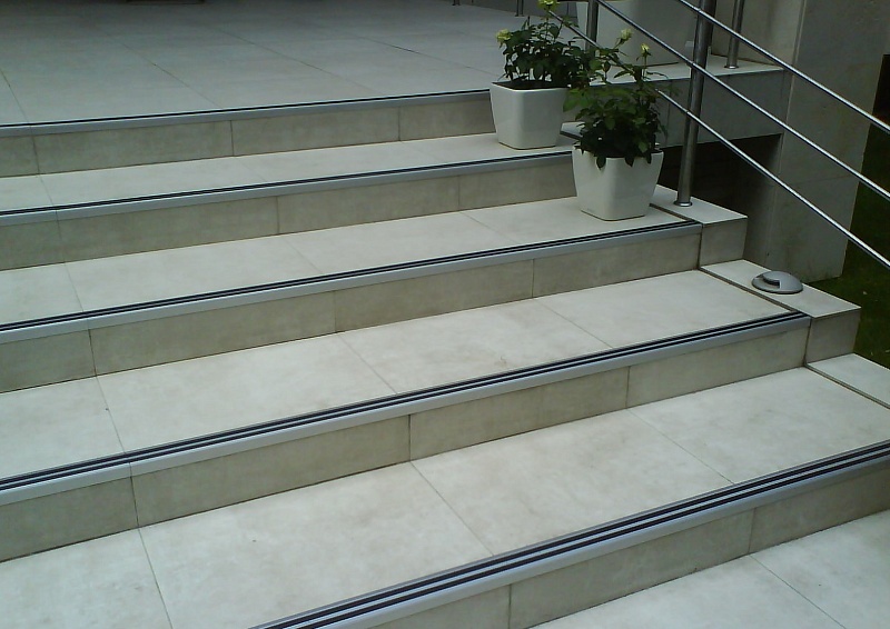 Порог угловой ПУ 71.1800.01л Серебро