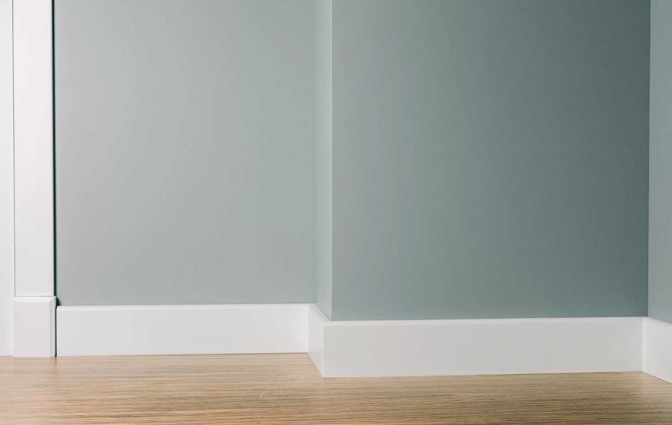 Плинтус кедр Стоунвуд. 80A 80мм 2,35м Белый