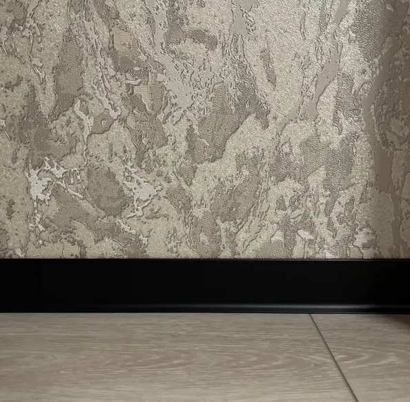 Плинтус алюминиевый 60 мм ПЛ-60 (79107PF7) черный муар 3м