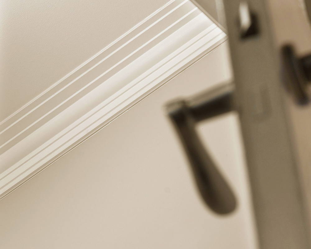 Карниз из полистирола высокой плотности HI WOOD L1902 120мм х 35мм х 2,0м. Окраска включена в стоимость