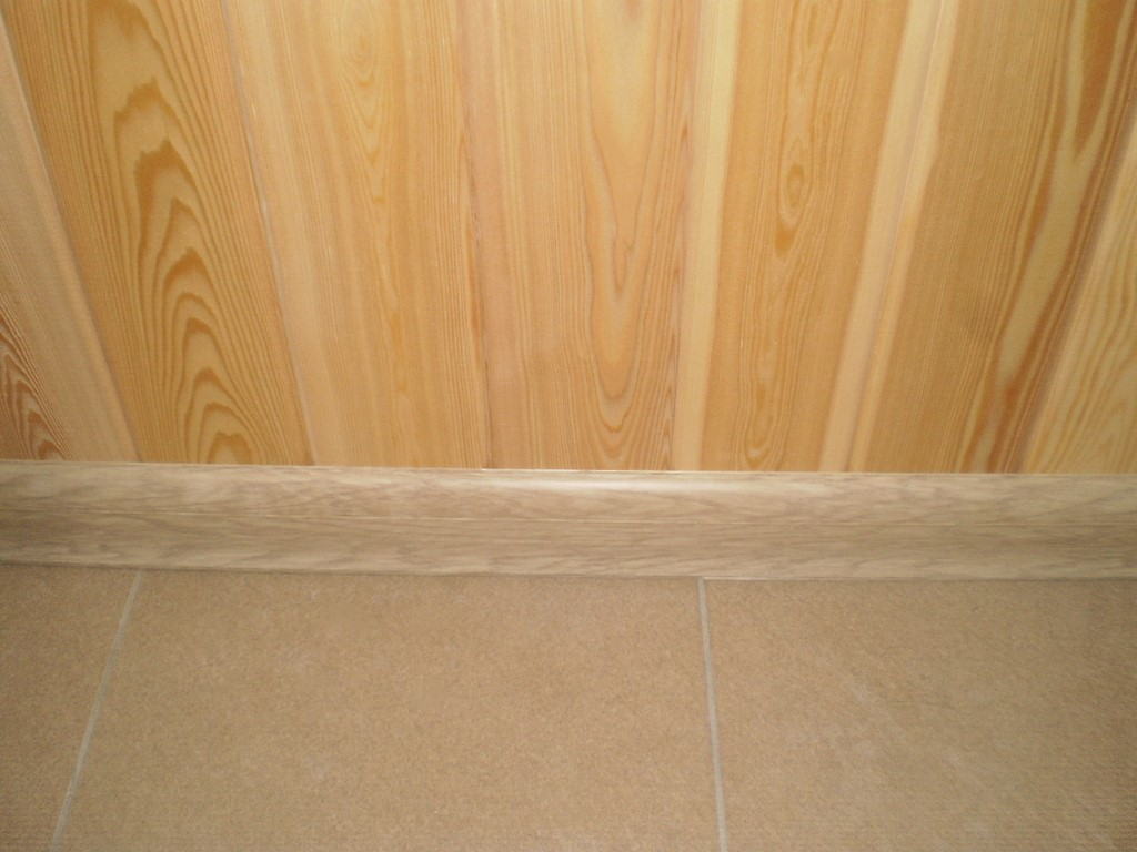 Плинтус ПВХ с кабель-каналом Рико Лео 159 Дуб английский