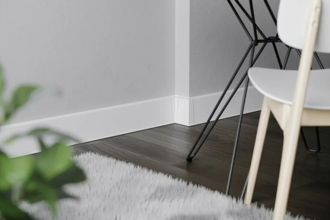 Плинтус ПВХ со съемной панелью Идеал Деконика 70 мм 001-G Белый глянцевый