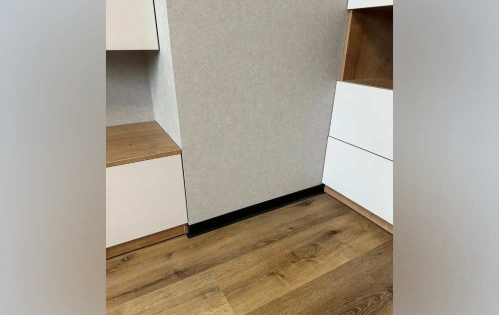 Плинтус алюминиевый Пл 100.2500.515 Черный