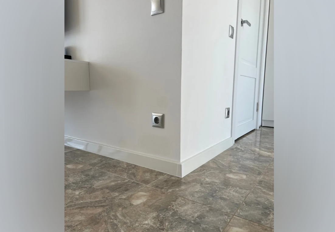 Плинтус ПВХ со съемной панелью Arbiton INDO 020 Дуб Бургос