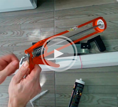 Монтаж потолочного плинтуса из дюрополимера к стене и потолку