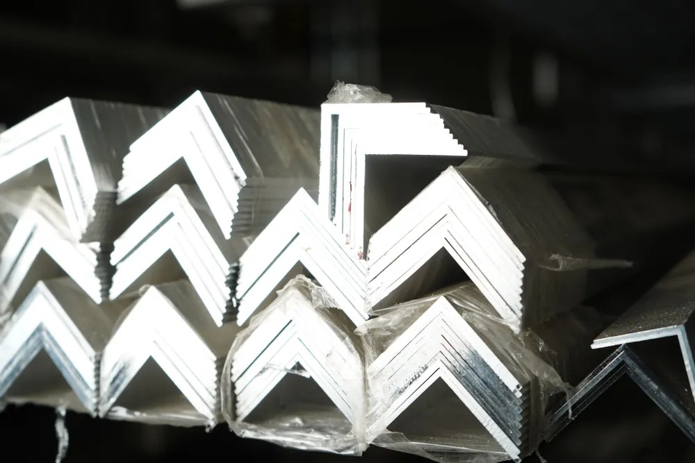 Уголок алюминиевый 30*30*1,2 мм 2,0м без покрытия