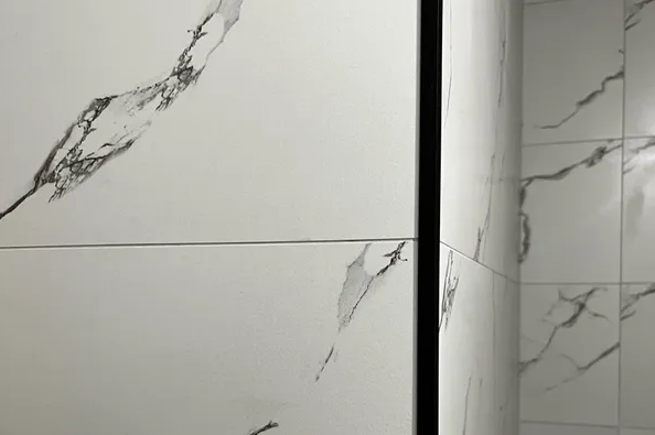 Профиль из нержавеющей стали L-образный Alumacer 10мм 2,6м Синий полированный