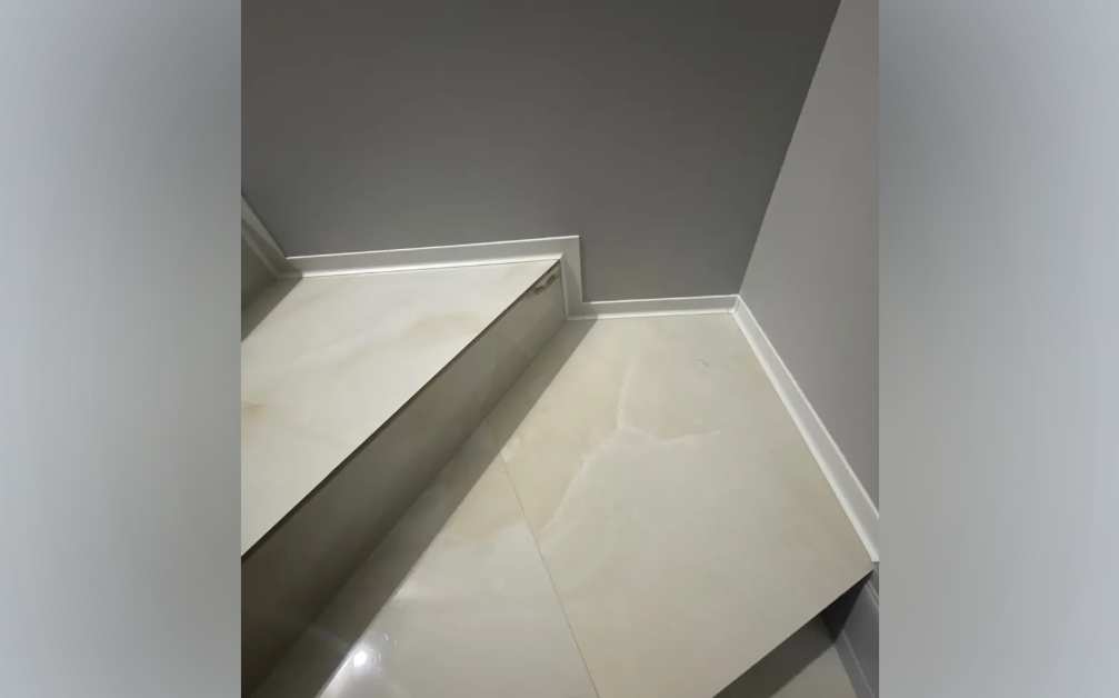 Алюминиевый плинтус AKBD80-SW 2,5м Муар белый