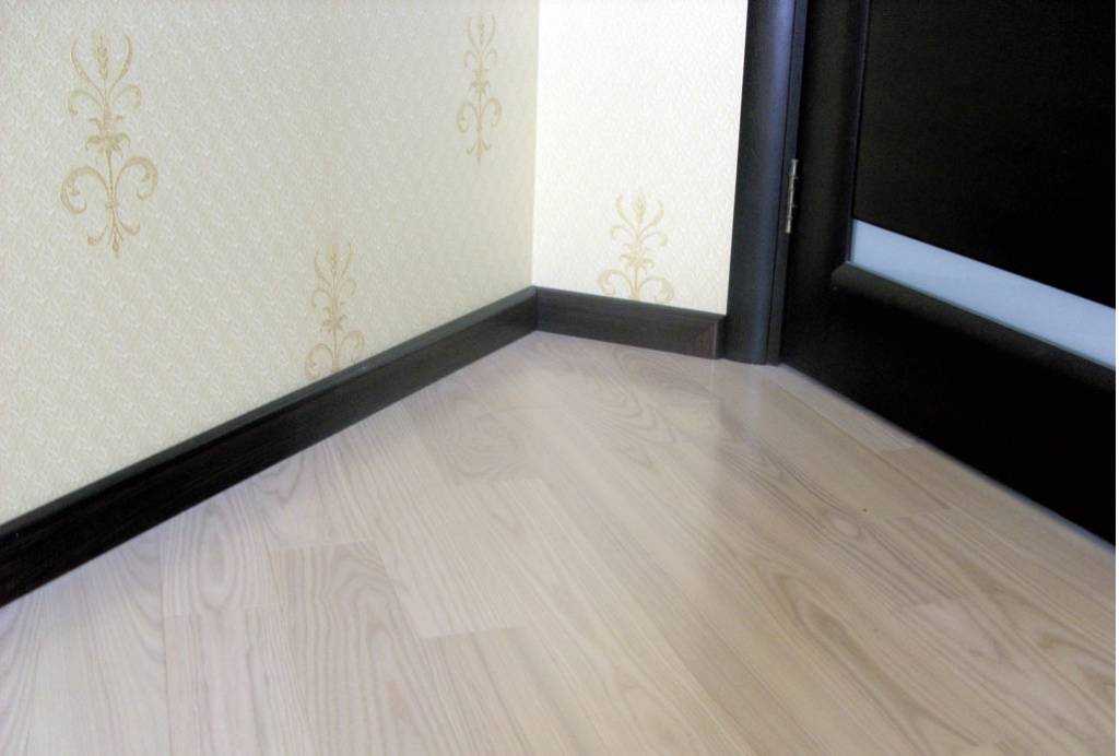 Плинтус МДФ Лука Пл 80МДФ.2400.Point line 24018 Дуб скальный темный