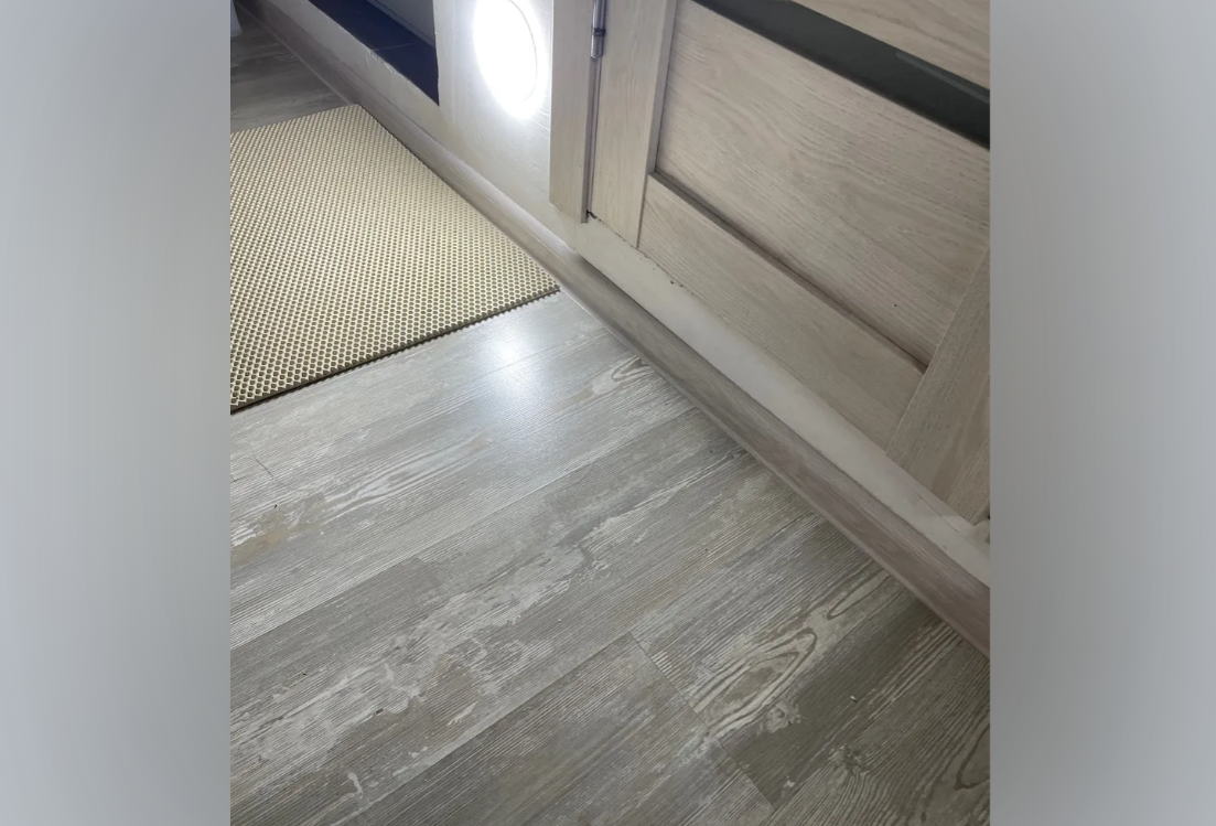 Плинтус ПВХ с кабель-каналом Рико Лео 114 Клен высокогорный