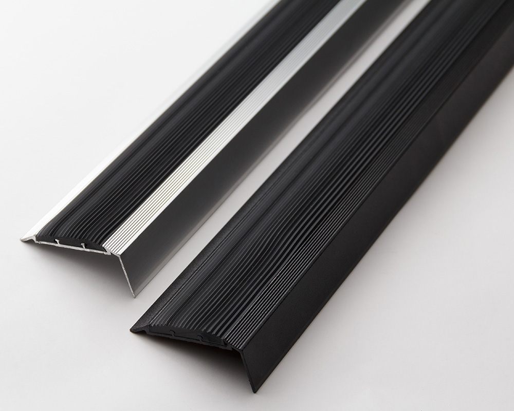 Порог угловой ПУ 70.1800.01л Серебро